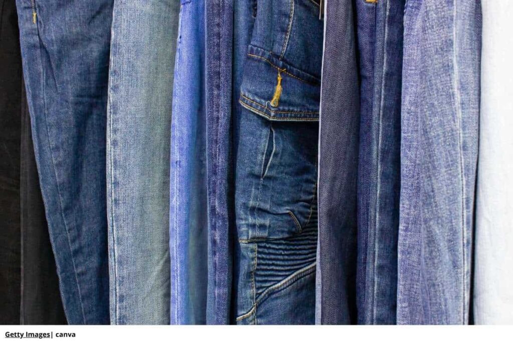 Una persona lavando un jean al revés.