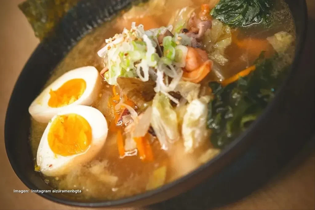 El sello distintivo de Aizuramen Izakaya está en sus fideos. Elaborados a mano en el restaurante, combinan técnicas manuales y maquinaria especializada para lograr una textura perfecta.