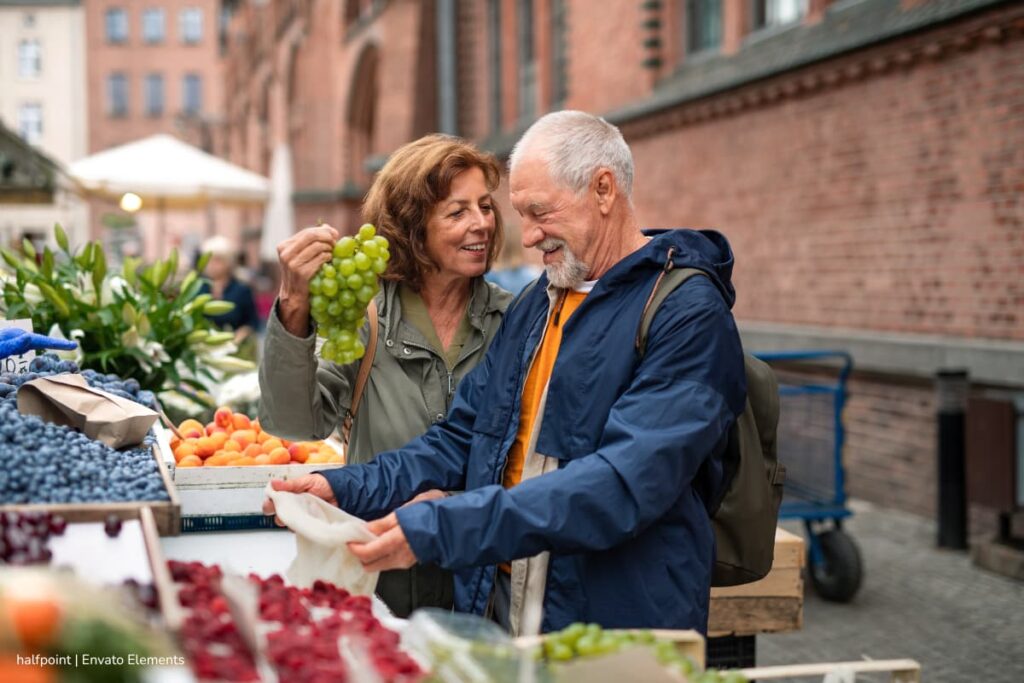 plazas de mercado en diciembre 2025, Pareja comprando en una plaza de mercado, Más Estilo de Vida