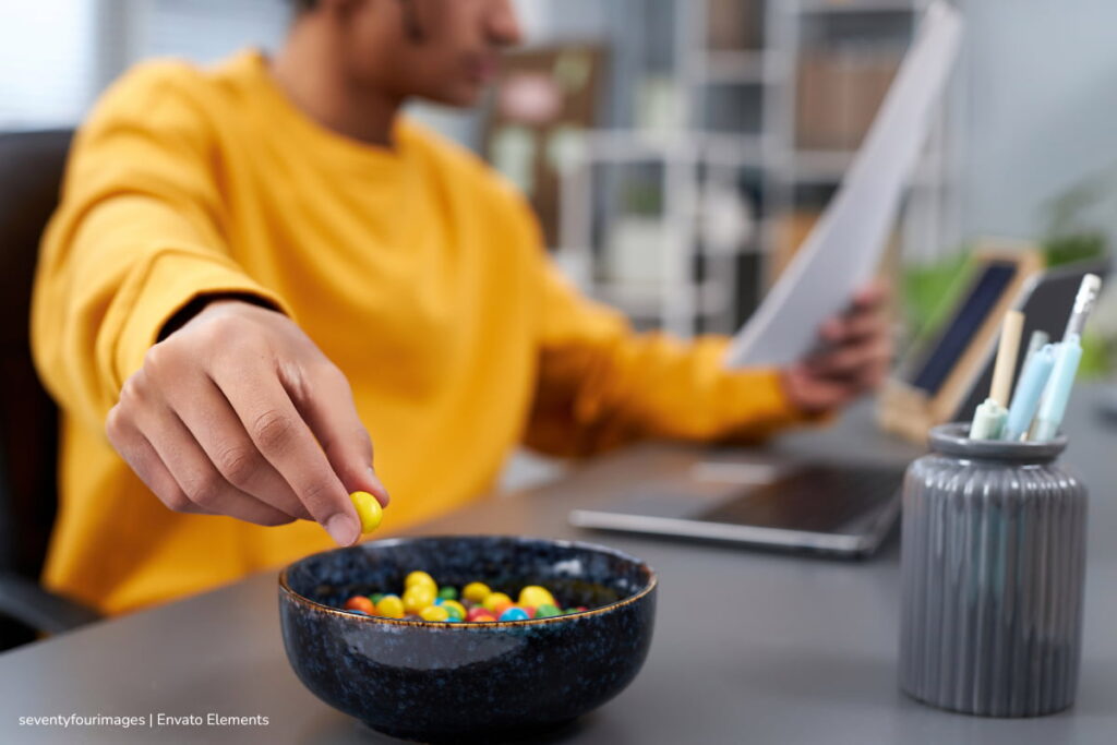 colorantes artificiales, hombre comiendo dulces con colorantes sintéticos, Más Estilo de Vida