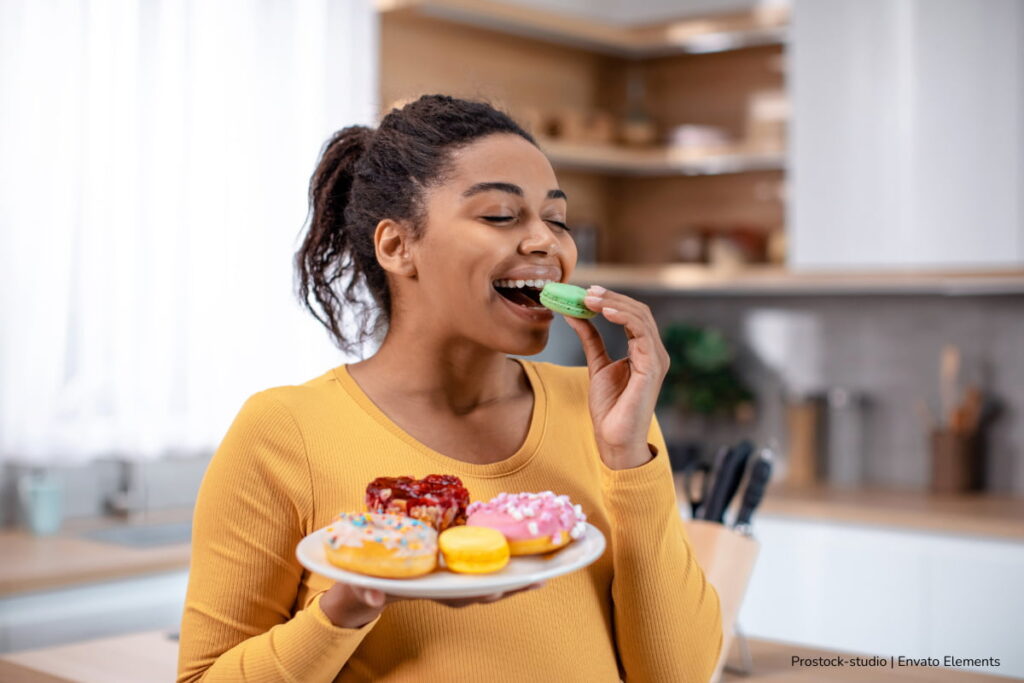 colorantes artificiales, mujer comiendo dulces con colorantes, Más Estilo de Vida
