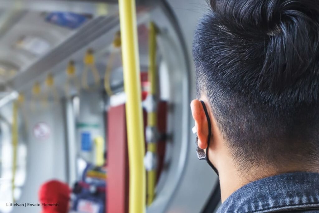 pasajes gratis de TransMilenio, hombre ingresando al transporte público, Más Estilo de Vida