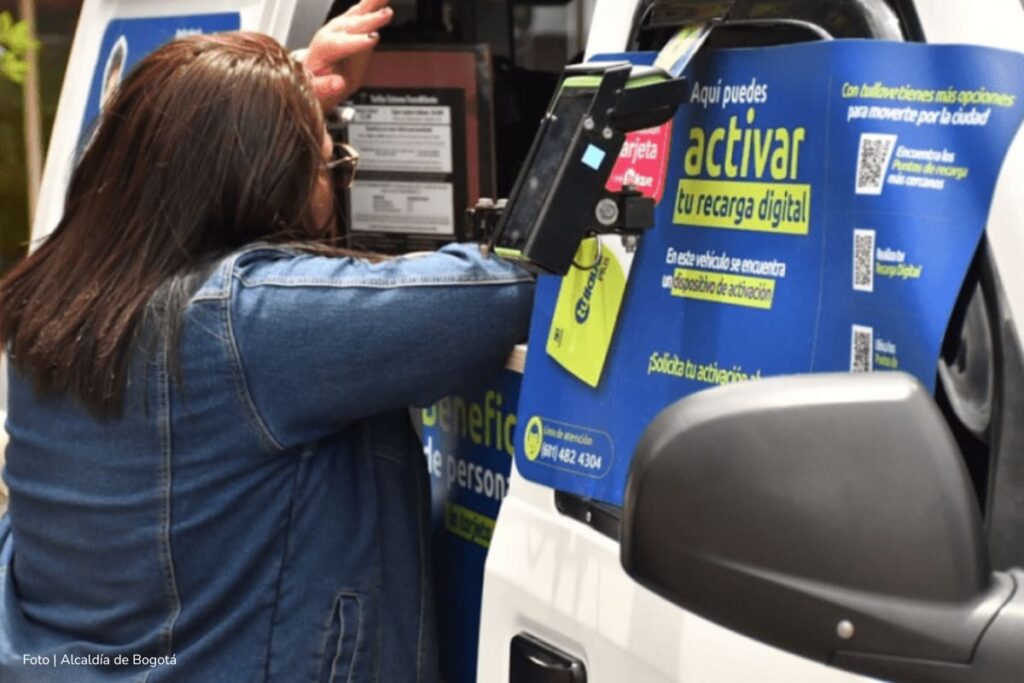 pasajes gratis de TransMilenio, mujer recibiendo pasajes gratis de TransMilenio, Más Estilo de Vida