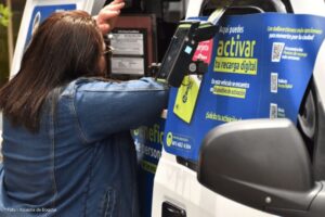 pasajes gratis de TransMilenio, mujer recibiendo pasajes gratis de TransMilenio, Más Estilo de Vida