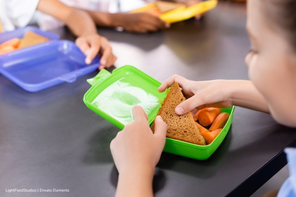 lonchera escolar, niña alimentándose con su lonchera del día, Más Estilo de Vida